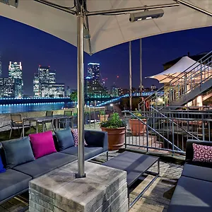 Отель Doubletree By Hilton - Docklands Riverside, Лондон