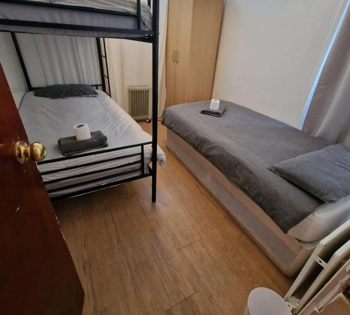 Guest house Cosy Rooms In London